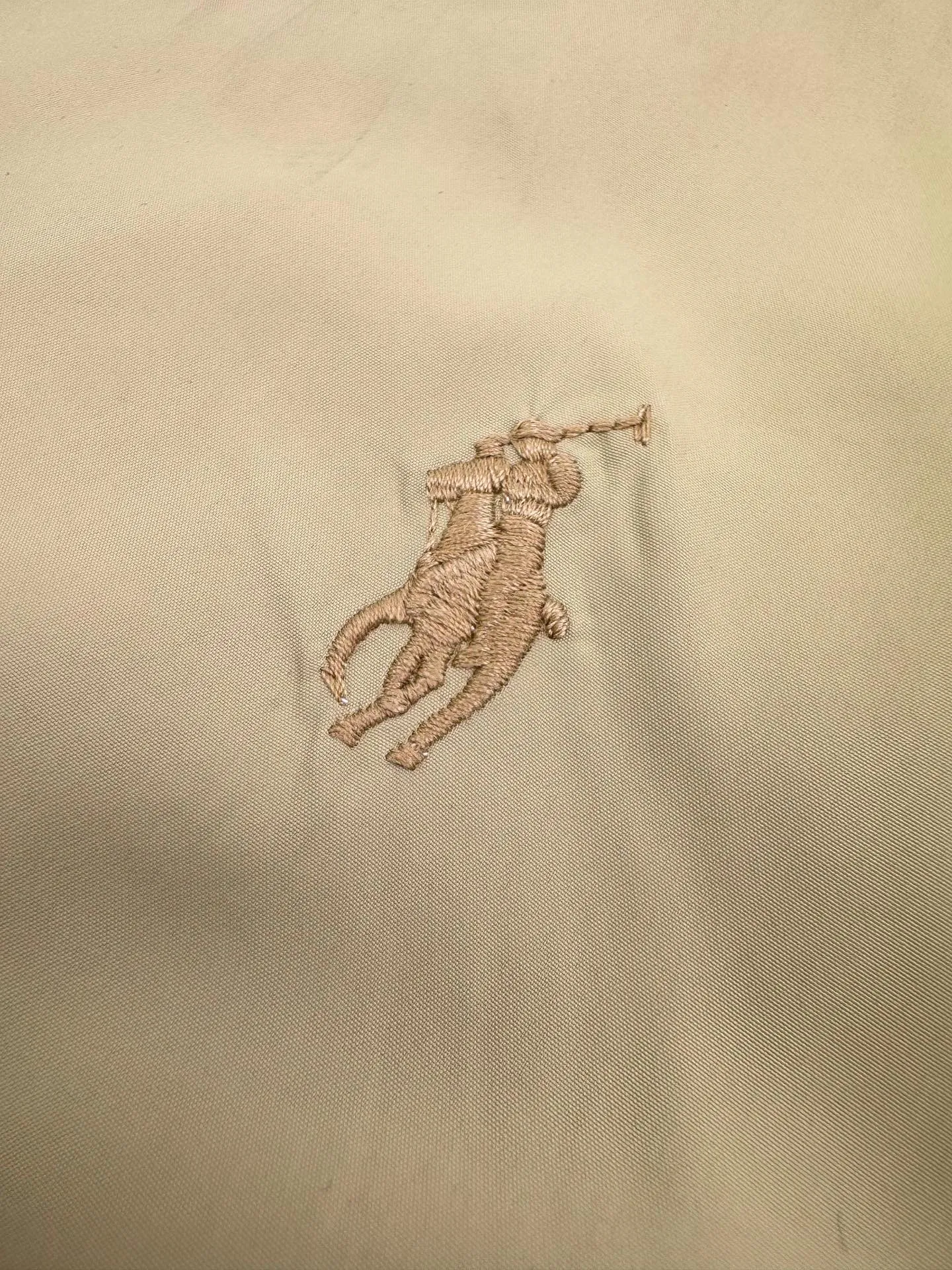 P580 Ralph Lauren logo embroidered reversible jacket, custom matte moire taffeta and twill jacquard brocade, light and tough, smooth drape, comfortable and skin-friendly, khaki brown tone, calm and noble, twin clothes, unlimited style. One side is decorated with twill jacquard brocade, which has its own retro filter, like the pocket watch gear of an old-school gentleman. The other side is made of matte moiré taffeta, which brings a sense of relaxation and casual leisure genes. Exquisite pony logo is embellished throughout, making it highly recognizable. The classic stand-up collar is tied with three hidden buckle tabs. Simplicity dominates complexity. The design philosophy hidden in the details. Double-sided style. One garment hides old money and relaxation. Process 1: Use imported machine embroidery technology. Use advanced computer control system and precise mechanical components to realize the iconic pony embroidery operation. High precision. The lines are smooth and delicate. Process 2: Template machine bag opening. Preset templates guide the position of opening the bag. The accuracy of the shape and size ensures the quality of the bag opening effect. Process 3: Ergonomic three-dimensional cutting returns to traditional craftsmanship through segmentation, folding, shrinking, and stretching techniques. The so-called slow work produces fine work, which is respect for the material and the pursuit of feel. Complex workmanship, tedious, slow timeliness, and high loss. Process 4: The fabrics are washed carefully, the hand feel and texture are better, not easy to deform, not easy to shrink, not easy to fade, and maintain long-term beauty. Accessories: Customized 1:1 Ralph Lauren fruit buckle Customized 1:1 Ralph Lauren zipper Customized 1:1 Ralph Lauren slider Customized 1:1 Ralph Lauren trademark Version: Fitted version Function: Reversible, free to match Size: S M L XL Style number: 25298